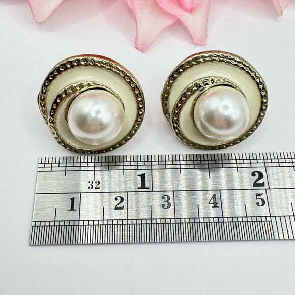Vintage Faux Pearl Cream Enamel Swirl Clip on Earrings Pearlcore Gold Tone Chic - Picture 7 of 9